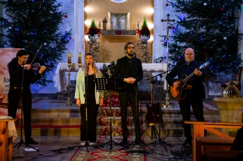 Na scenie znajdują się artyści z zespołu PanDa podczas koncertu w kościele pw. NSPJ w Krzyżu Wielkopolskim