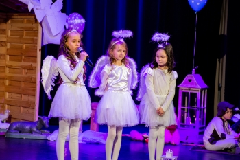 Na zdjęciu znajduje się trójka dzieci w stroju aniołka