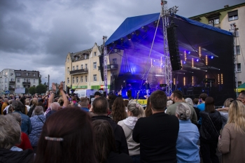 Na zdjciu znajduje si plenerowa scena z zespoem De Mono
