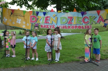 Na zdjęciu znajdują się dzieci z zespołu Śpiewające Języczki
