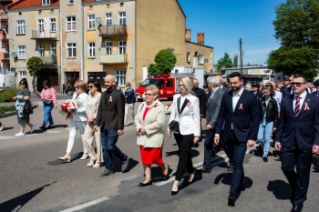 Na zdjęciu znajdują się uczestnicy uroczystego pochodu
