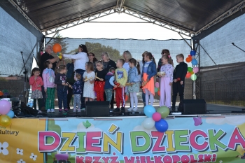 Na zdjęciu znajdują się dzieci występujące na scenie