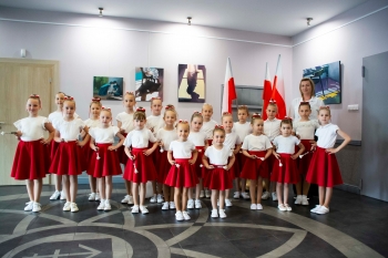 Na zdjciu znajduj si czonkowie orkiestry dtej na scenie Orodka Kultury
