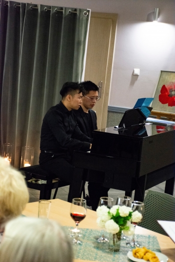 Na zdjęciu znajdują się pianiści Li Xianze i Chen Jilin