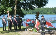 Złożenie kwiatów pod pomnikiem lotników