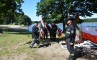 Złożenie kwiatów pod pomnikiem lotników